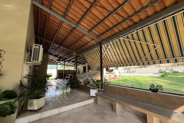 Casa con piscina en lote de 2.239 m²