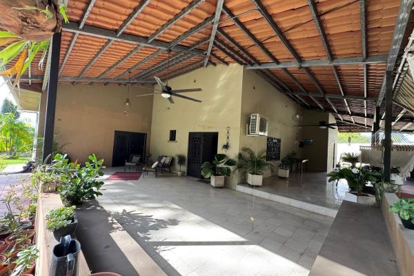 Casa con piscina en lote de 2.239 m²