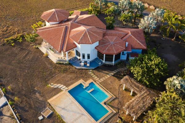 Beachfront mansion with pool in la barqueta