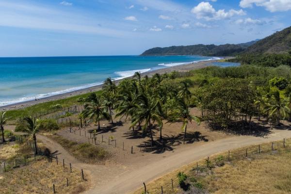 Se vende terreno titulado frente a la playa en cambutal