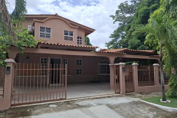 Sale of house with spacious terrace in condado del rey