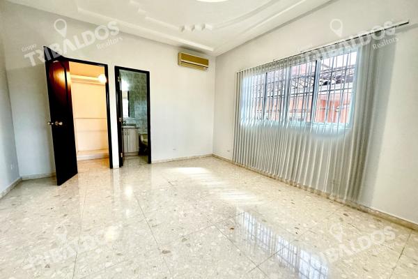 Venta de amplia casa en altos de panama con piscina propia por debajo de avaluo