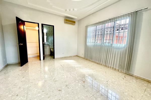 Venta de amplia casa en altos de panama con piscina propia por debajo de avaluo