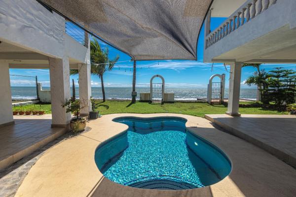 Property with 3 oceanfront houses in malibu beach