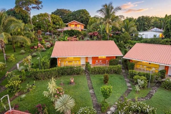 Propiedad con casa principal, 6 estudios y piscina