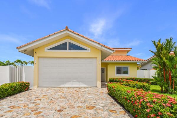 Beautiful modern 2 bdrm home with pool