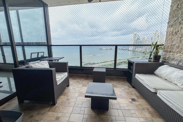 Ganga!venta de apartamento remodelado en san francisco con vista al mar