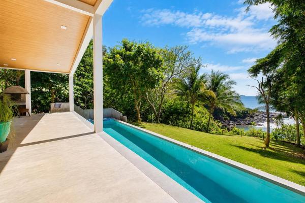 Oceanfront home with swimming pool in mata oscura