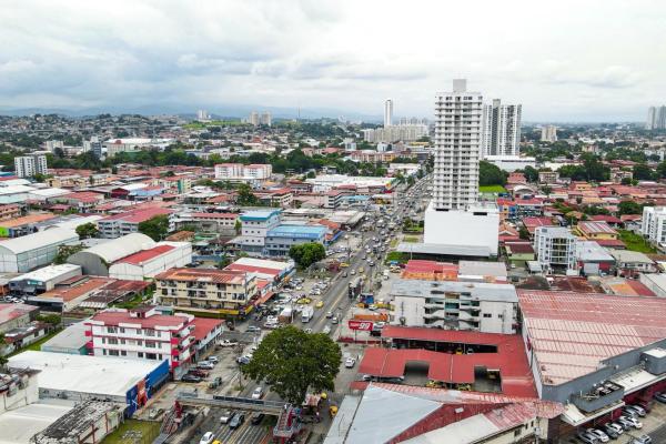 Venta de terreno comercial en parque lefevre