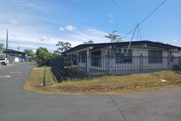 Se vende local comercial y dos casas