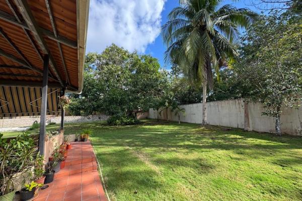 Casa con piscina en lote de 2.239 m²
