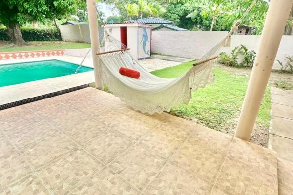 Se vende casa con amplio terreno en coronado, club del golf