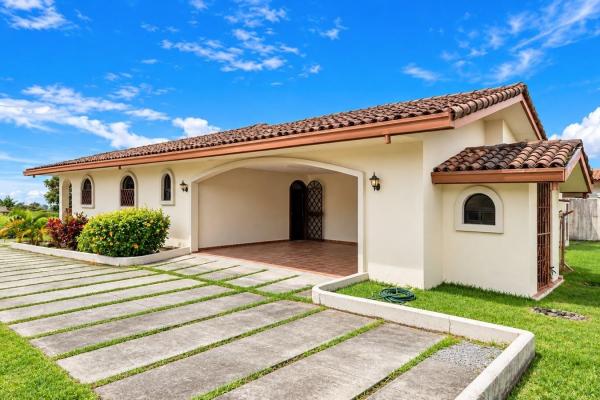 Spacious 3-bedroom home for sale in boquete