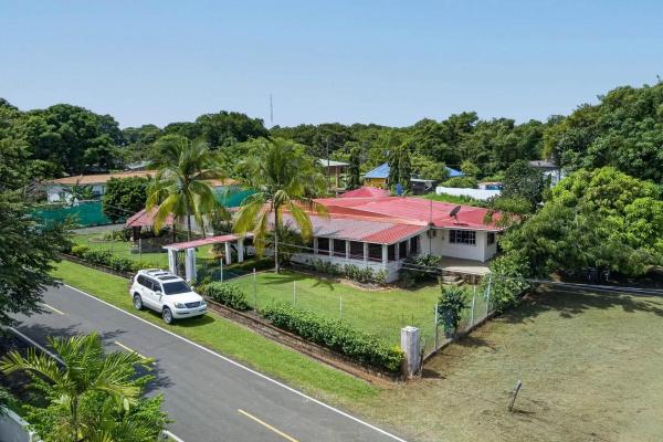 Amplia casa con piscina y apartamento para invitados