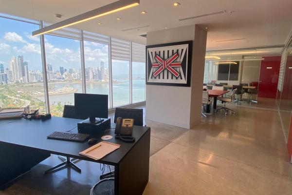 Se vende oficina remodelada en balboa office center