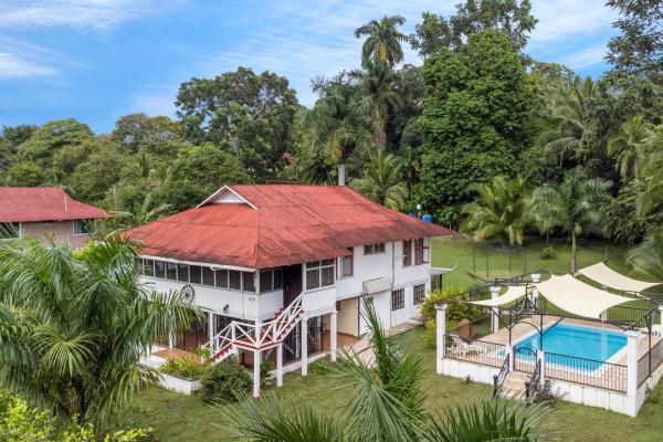Casa ejecutiva de 4 dormitorios en puerto armuelles