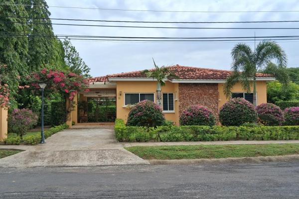 Between the sea and the mountains, furnished!