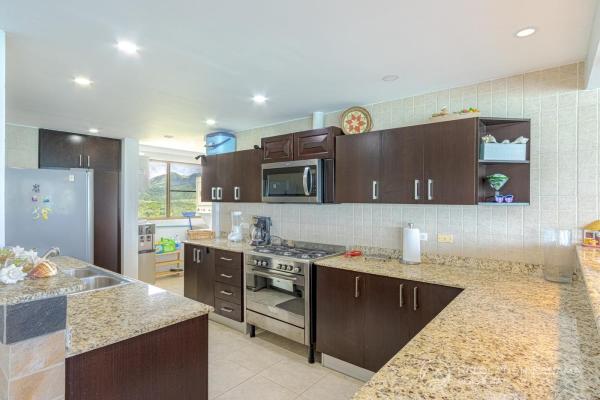Condominio de lujo frente al mar en boutique biltmore – nueva gorgona