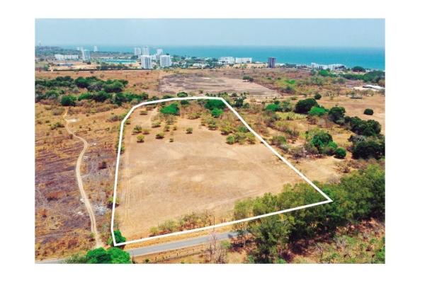 Terreno plano de 4.4 hectáreas cerca de buenaventura y playa blanca
