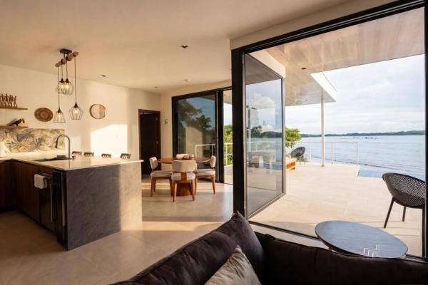Casa frente a la playa con casita y piscina en hermosa bay