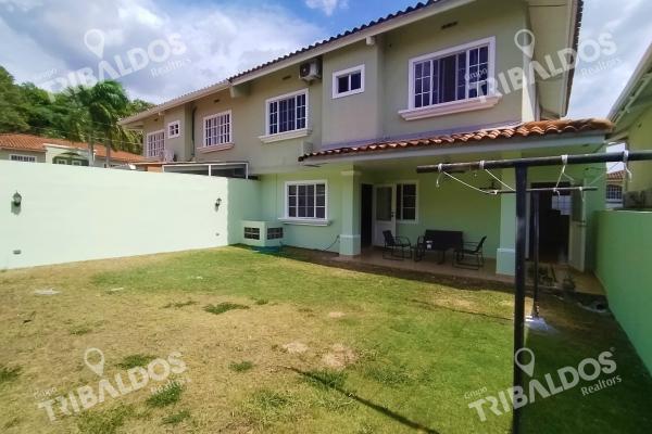 Venta de casa adosada en villa de las azores en villa lucre