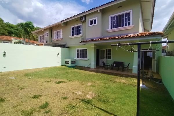Venta de casa adosada en villa de las azores en villa lucre