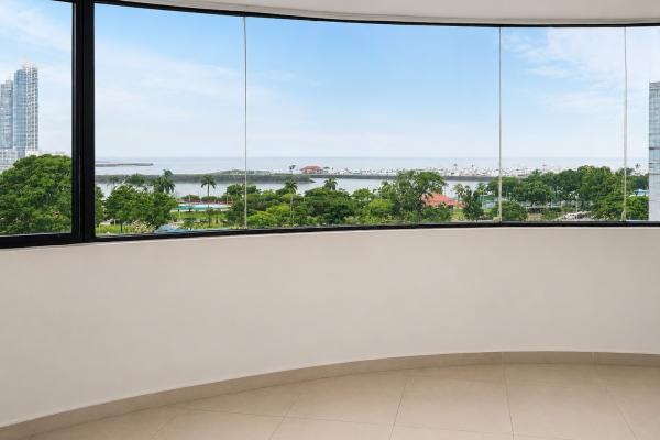 Alquiler de apartamento con vista al mar en rocamar, ave. balboa