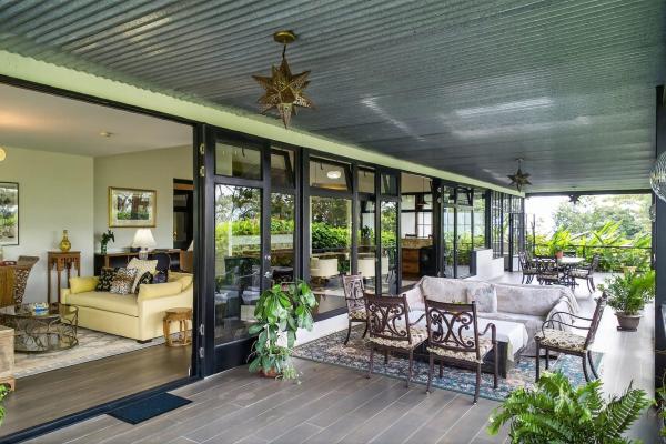 Country estate with multiple buildings in palmira