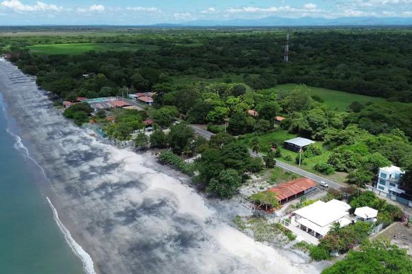 4 bedroom beachfront house in juan hombrón