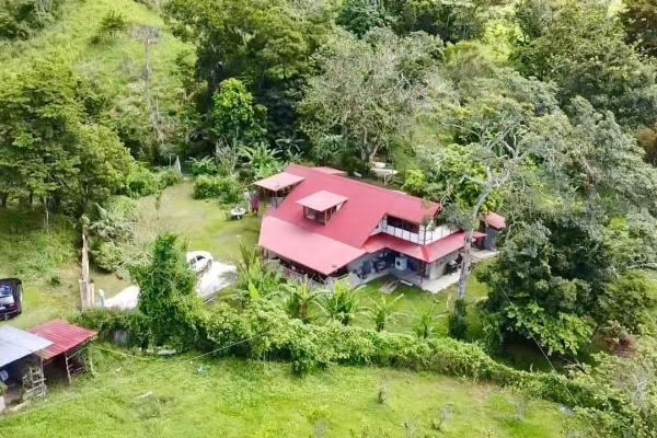 Casa con amplio terreno en la laguna