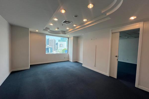 Commercial office for sale at the wtc in marbella.
