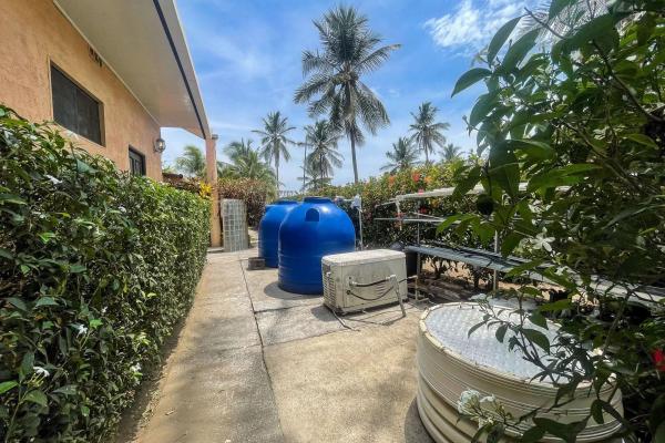 Casa junto a la playa con paneles solares en las lajas