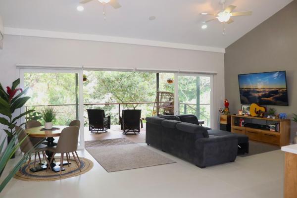 Propiedad de 3 acres frente al río con casa de huespedes