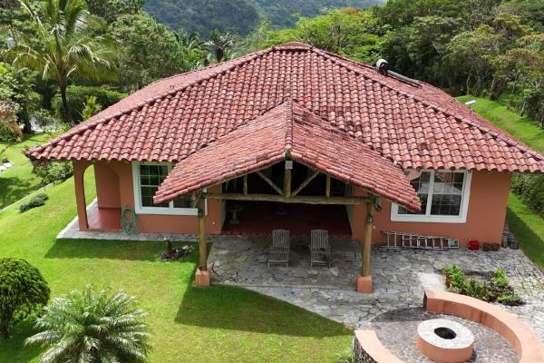 Spacious home for sale in altos del maria with pan