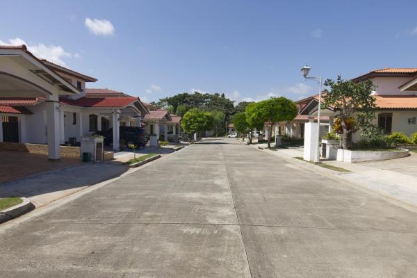 Casa de dos niveles en venta en ph spring hills costa verde la chorrera