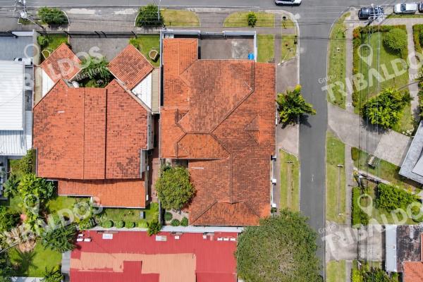Venta de casa de 2 niveles en altos del golf