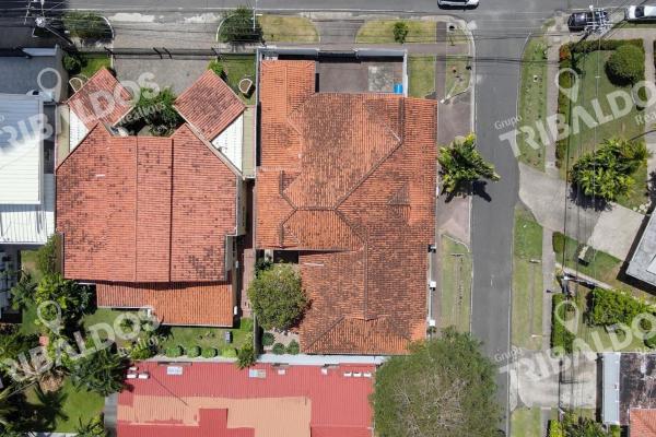 Venta de casa de 2 niveles en altos del golf