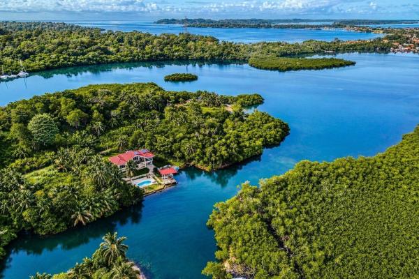 Hermosa villa frente al agua con muelle privado en sunset point, isla colón