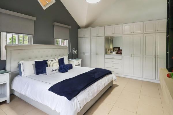 Venta de casa de 2 niveles en altos de panamá