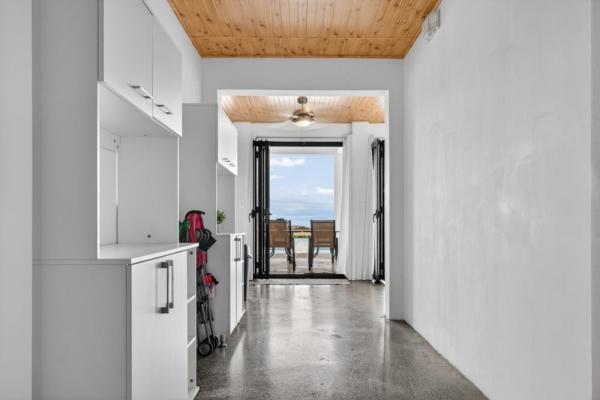 Turnkey ocean-view luxury villa in sea view hills