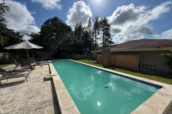 Casa con piscina en lote de 2.239 m²