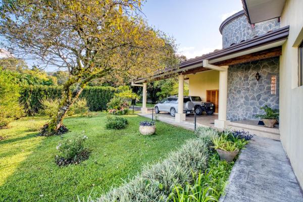 Casa en boquete con casita y vistas impresionantes al volcán