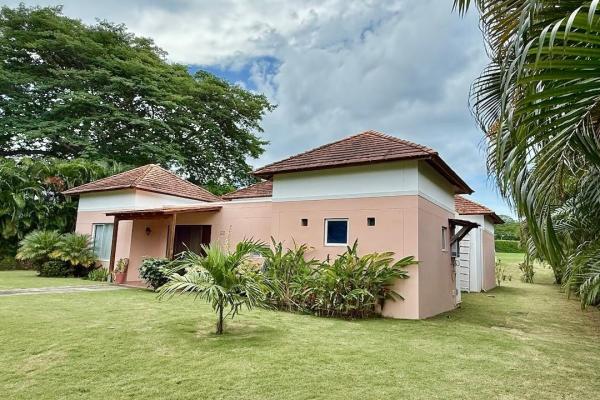 Villa independiente en lote de esquina