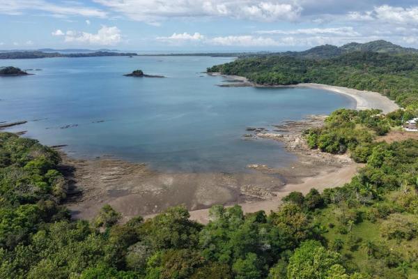 Terreno insular de 10,5 hectáreas con acceso por carretera.