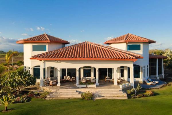 Beachfront mansion with pool in la barqueta
