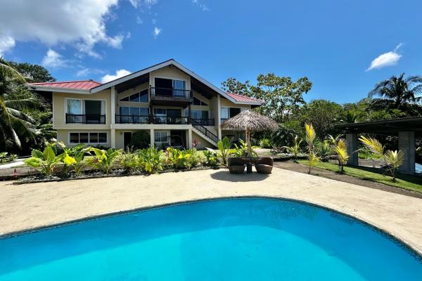 Hermosa villa frente al agua con muelle privado en sunset point, isla colón