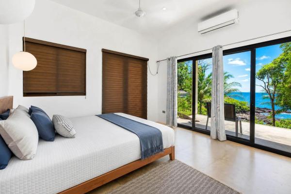 Oceanfront home with swimming pool in mata oscura