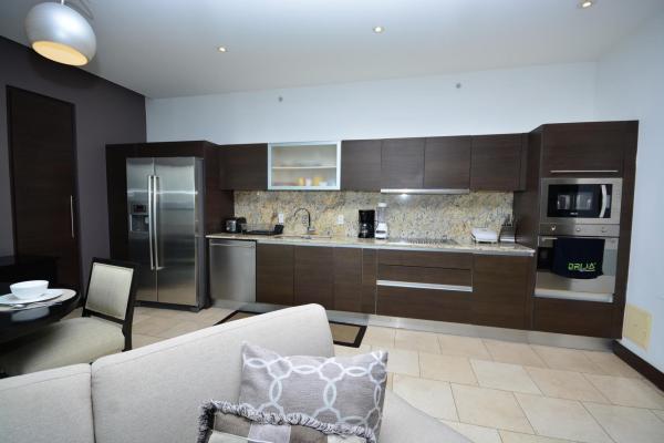 Apartamento amueblado de 2 dormitorios más estudio con vistas al mar.