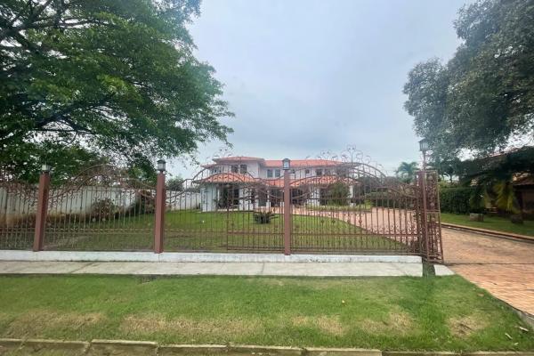 Se vende o se alquila elegante casa de dos pisos