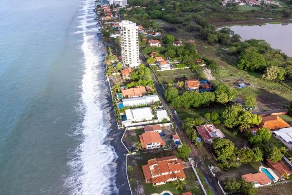 House with doble lote steps to ocean
